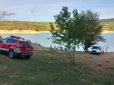 Sancionado en el pantano de Alloz por pescar sin licencia, con métodos prohibidos y aparcar en zona inundable